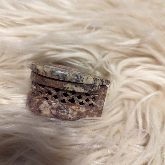 Vintage soapstone with abalone or mother of pearl  inlays trinket box - Picture 2 of 5